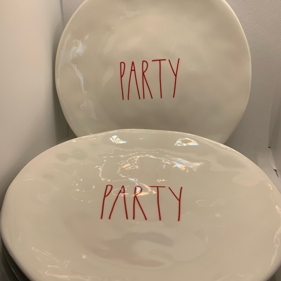 Rae Dunn Set of Four (4) White and Red 10” Party Plates - Picture 2 of 8